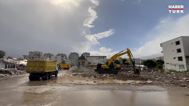 İskenderun'da enkaz kaldırma çalışmaları sürdü!