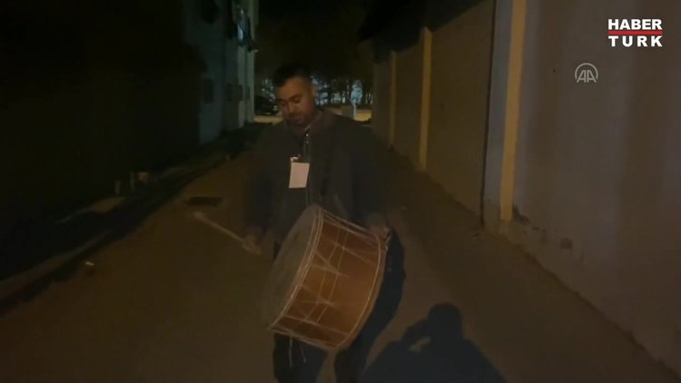 Tek elini zor kullansa da ramazan davulculuğundan vazgeçmiyor!