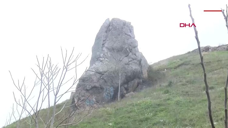 Maltepe'de yamaçtan düşen kaya parçaları mahalleliyi tedirgin ediyor