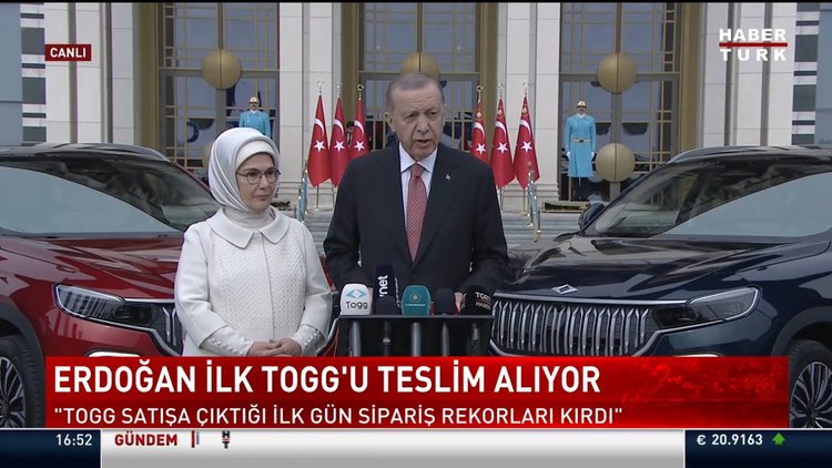 Üretilen ilk Togg Cumhurbaşkanı Erdoğan'a teslim edildi