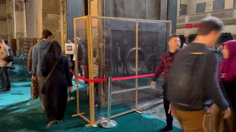 Ayasofya Camii'nin 'İmparatorluk Kapısı'na cam bölmeli koruma