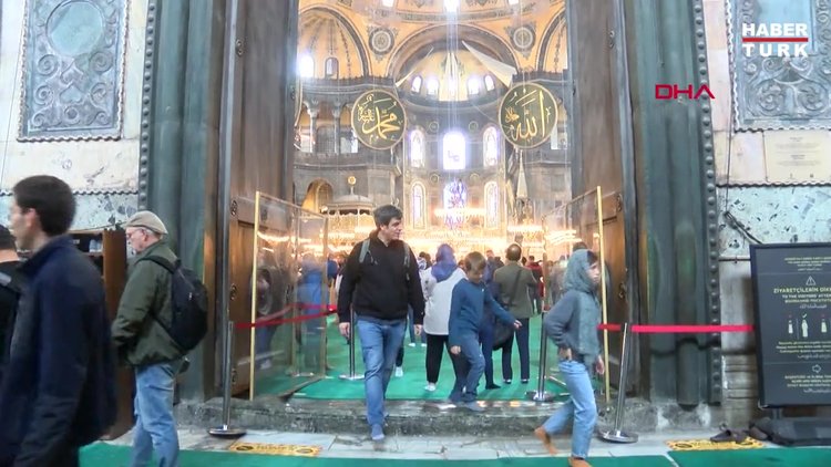 Ayasofya'da Camii'nde aşınma önlemleri; '50 bin elin bir yere dokunduğunu düşünün'