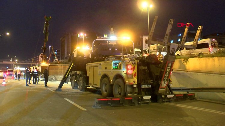 İstanbul Maltepe'de mermer yüklü tır karayoluna uçtu,1 yaralı!