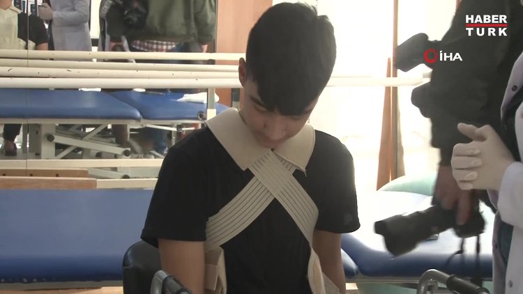 Enkazdan kurtarılan Mustafa, ilk adımlarını İzmir'de attı