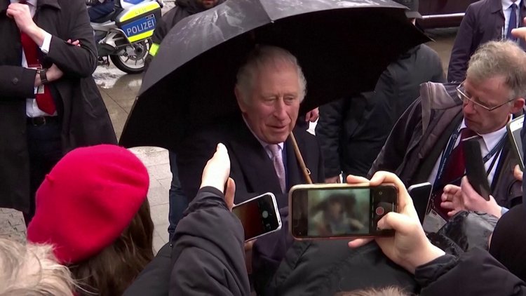 Ünlü şarkıcılardan sonra siyasetçiler de Kral Charles'ın davetini reddediyor