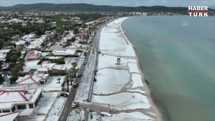 Dolunun etkili olduğu Çeşme'de plajlar beyaza büründü