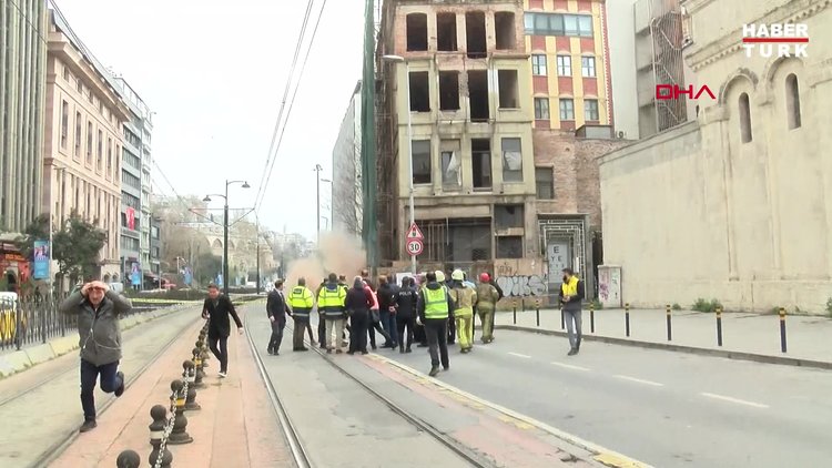Beyoğlu'nda 5 katlı binada çökme anı kamerada