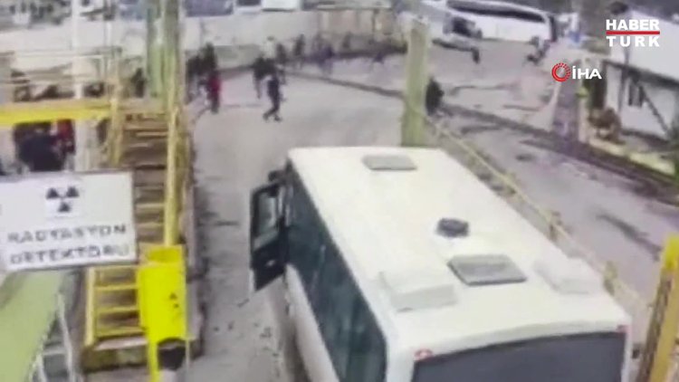 17 işçinin yaralandığı otobüs kazası kamerada