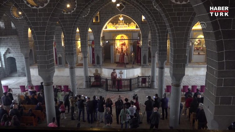 Paskalya Bayramı 8 yıl aradan sonra tarihi kilisede kutlandı