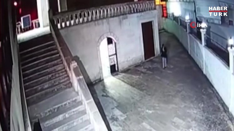 Nusaybin'de minareye isabet eden yıldırım kamerada