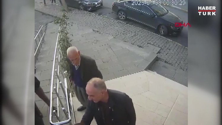 Bağcılar'da iki kişinin yaralandığı silahlı saldırı kamerada