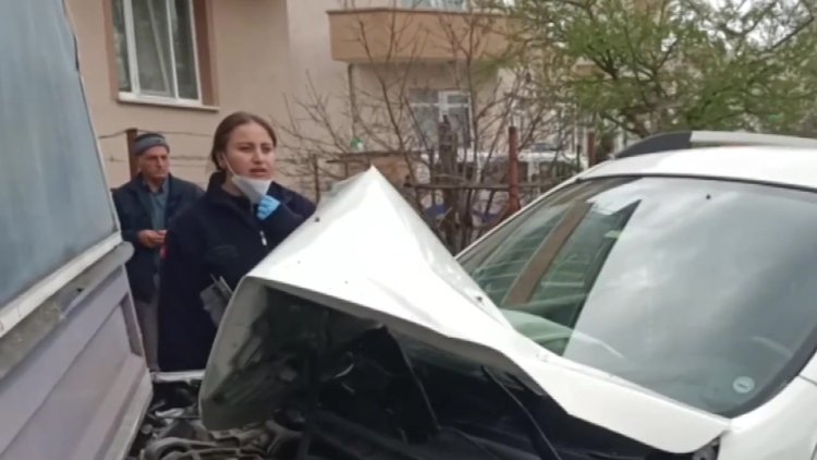 Kaza yapan sürücü kendini araca kilitledi, ekipler uzun süre uğraştı