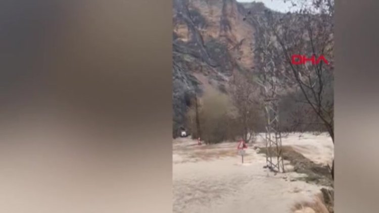 Munzur Çayı 3 noktada taştı; Kara yolu ulaşıma kapatıldı