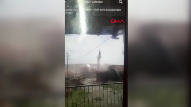 Aksaray'da şiddetli fırtına cami minaresini devirdi