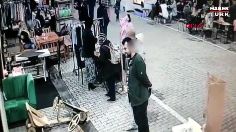 Eyüpsultan'da kendi oyaladı, masadaki telefonu çocuğa çaldırdı