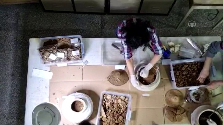 Temel kazısında bulunan lahitteki 4 çömlekten insan kemiği çıktı