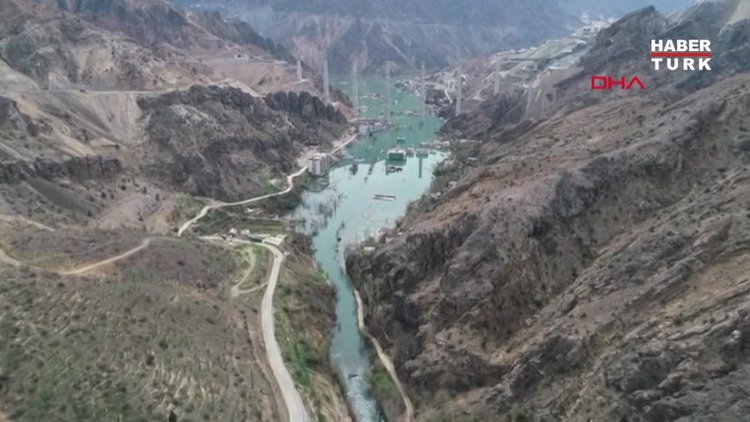 Yusufeli Barajı'nda su seviyesi 106 metreyi aştı; eski ilçeye son kez baktılar