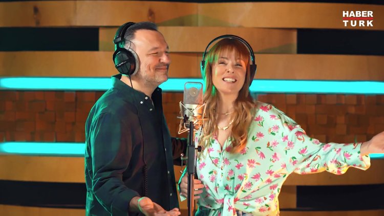 Stüdyoya girip şarkı kaydettiler
