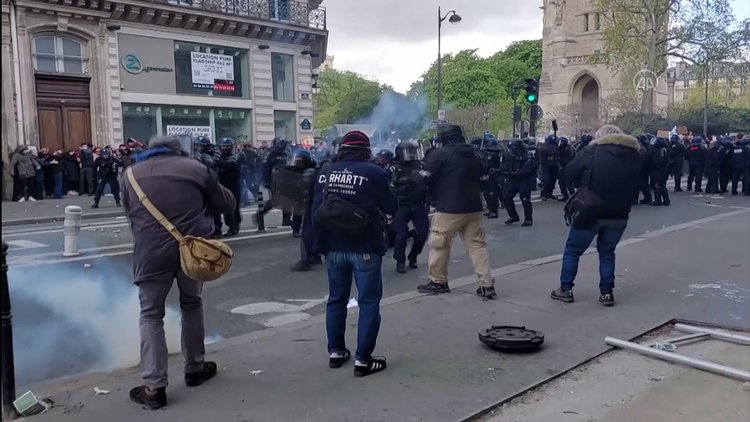 Fransa'da polisle göstericiler arasında arbede çıktı