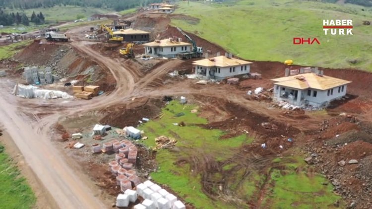 Nurdağı'nda depremzede köylüler, bayramda evlerine kavuşuyor