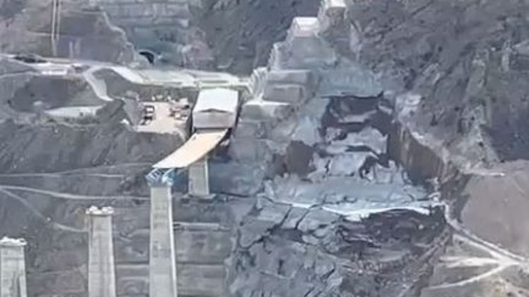 Yusufeli'nde yapımı süren viyadük yakınındaki heyelan kamerada