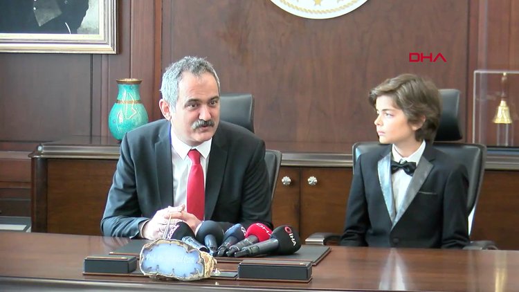 Bakan Özer 23 Nisan'da koltuğunu ortaokul öğrencisi Kaan Can İl'e devretti