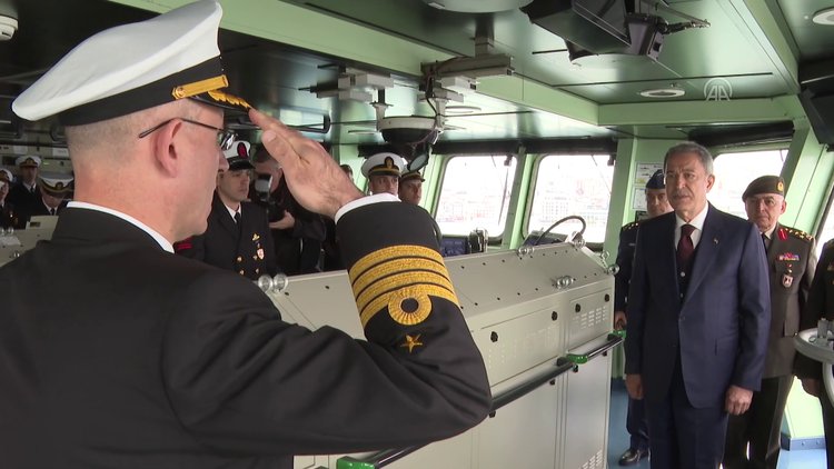 Bakan Akarın "avara" komutuyla TCG Anadolu, boğaz geçişi için limandan ayrıldı