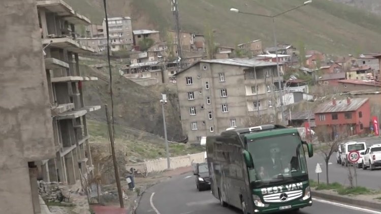 Hakkari'den 5 ile otobüs seferleri başladı; Halaylarla karşıladılar