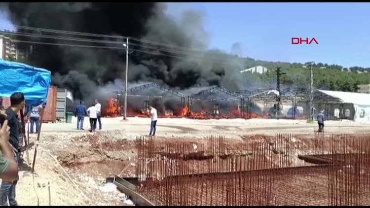 Adıyaman çadır kentte eğitim ve etkinlikler için kullanılan 3 çadır yandı
