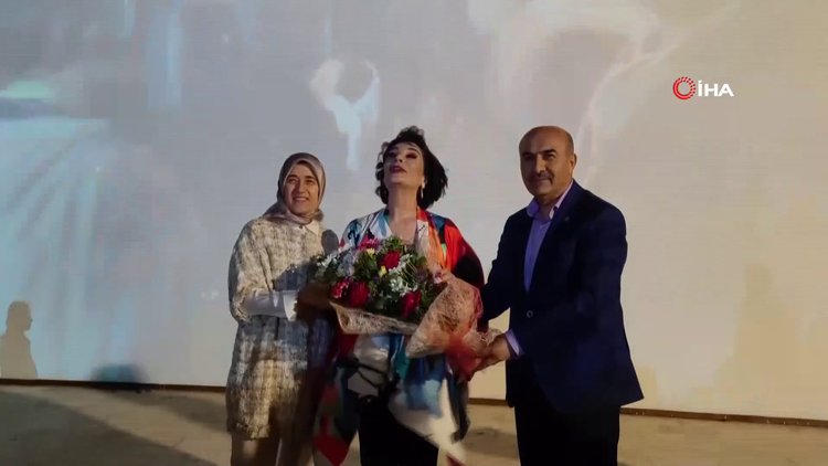 Hülya Koçyiğit, Mardin'de sevenleriyle açık hava sinemasında rol aldığı filmi izledi