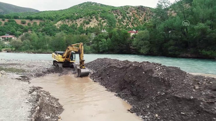 Munzur Çayında kaybolan 2 kişinin bulunması için suyun yönü değiştirildi