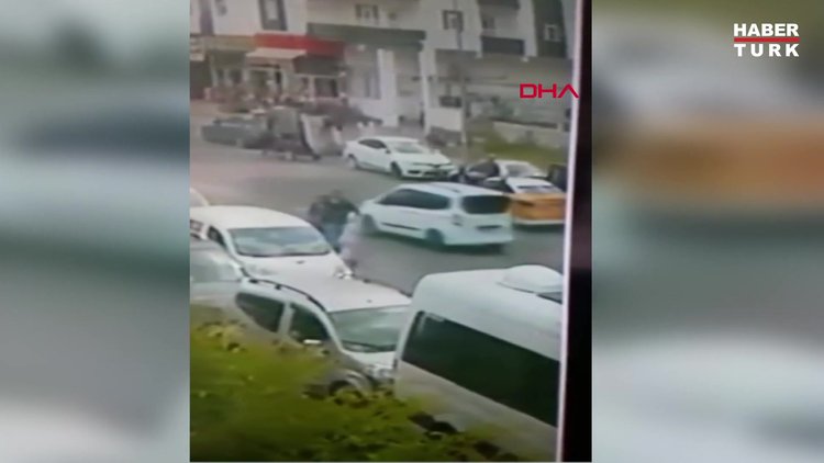 Kendilerini almayan sürücüye yumrukla saldırıp, tutunduğu taksiyle 100 metre sürüklendi