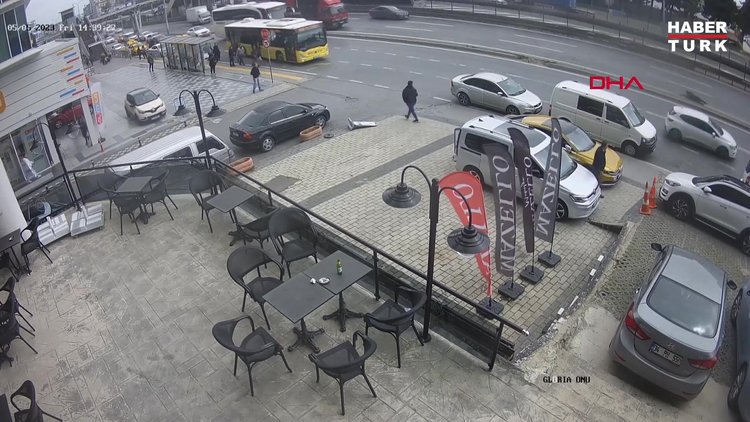 Beylikdüzü'nde otomobilin çarptığı motosikleti metrelerce sürükledi