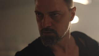 Servet'in silah çekmesi Sadi'yi şaşırttı. O sırada Servet'in eline silah olduğunu gören Nevzat, Servet'in üstüne atladı.