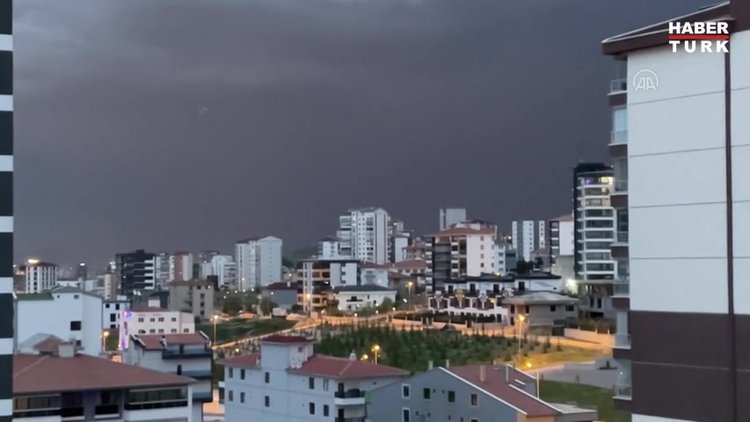 Sağanak öncesi şimşekler şehri aydınlattı
