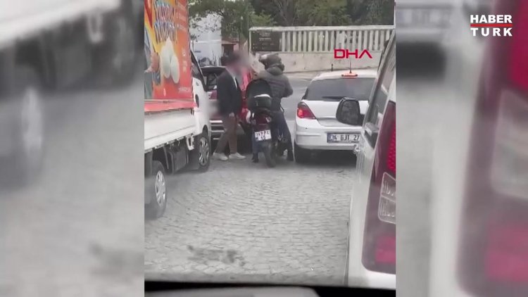 Kuryeye satırlı saldırı kamerada