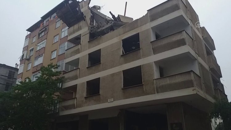 Kartal'da kolonlarında çatlak oluşan iki bina tahliye edildi