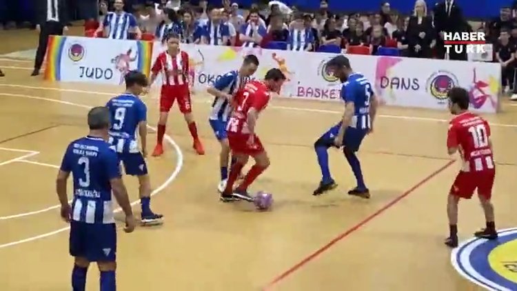 Beren Saat, deprem bölgesindeki çocukların eğitim için sahaya çıktı