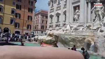 İklim aktivistlerinden Roma'daki ünlü "Aşk Çeşmesi'ne" boyalı protesto eylemi