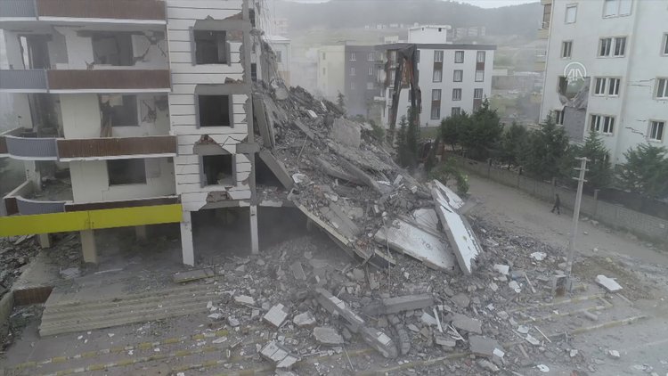 Ağır hasarlı yapıların yıkımına başlandı