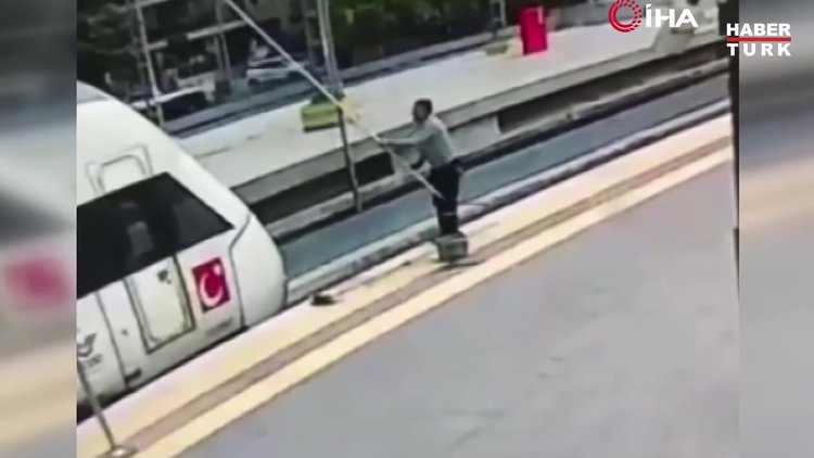 Trenin camını temizleyen işçi elektrik akımına kapıldı...O anlar kameralara yansıdı