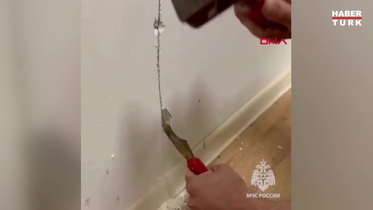 Rusya'da havalandırma boşluğuna düşen yavru kediler böyle kurtarıldı