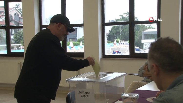 Ünlü komedyen Cem yılmaz oyunu kullandı