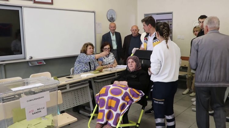 Bazı vatandaşlar oy kullanacakları okullara ambulansla geldi