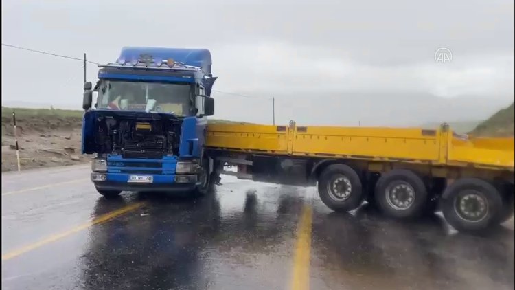 TIR ile minibüs çarpıştı: 3 kişi hayatını kaybetti