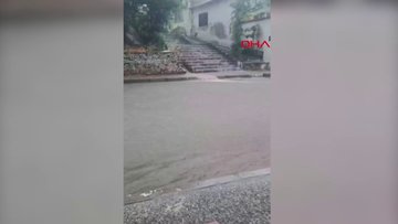 İzmir'de sağanak nedeniyle ev ve iş yerlerini su bastı, araçlar suya gömüldü