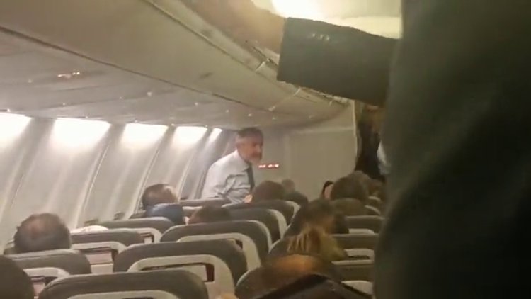 Hazine ve Maliye Bakanı Nureddin Nebati Ankara-İstanbul uçağında yolcularla tarıştı