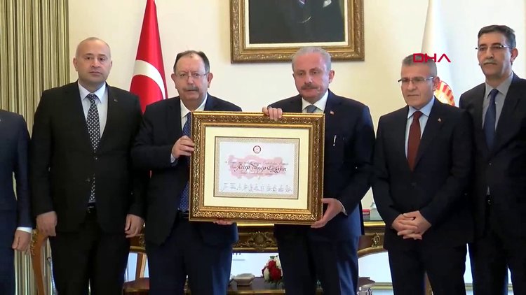 YSK Başkanı, Cumhurbaşkanı Erdoğan için hazırlanan Cumhurbaşkanı mazbatasını TBMM Başkanı Şentop'a sundu