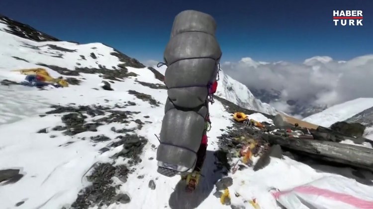 Everest Dağı'nda mahsur kalan dağcı son anda kurtarıldı