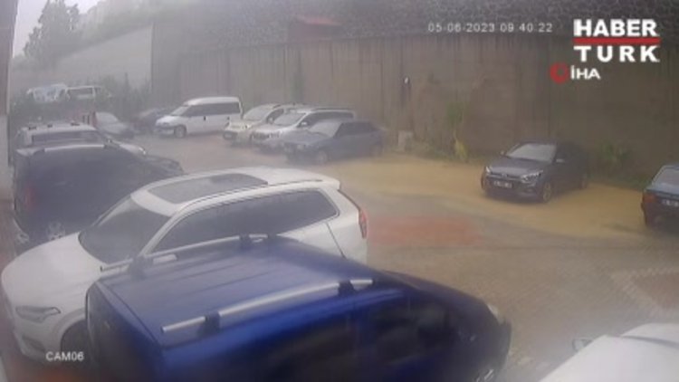 İstinat duvarı 5 aracın üzerine devrildi... O anlar kamerada